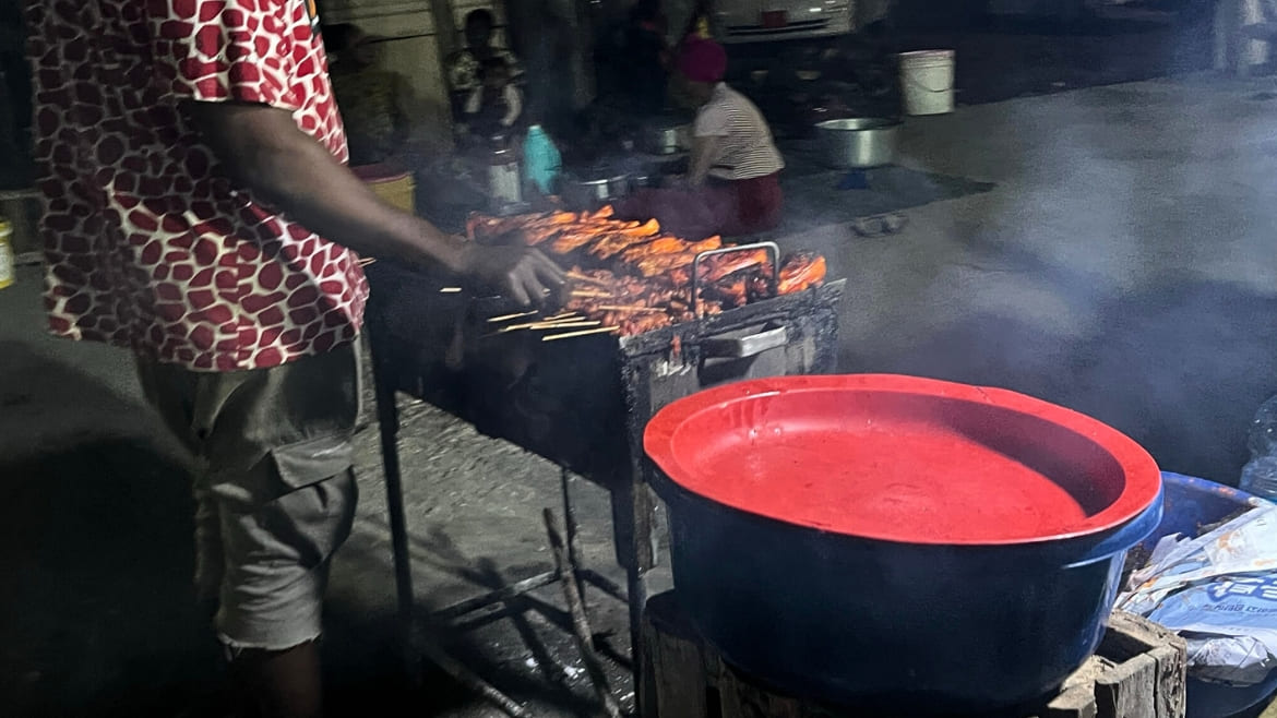 An den Straßen von Paje findest Du viele kleine Leckereien