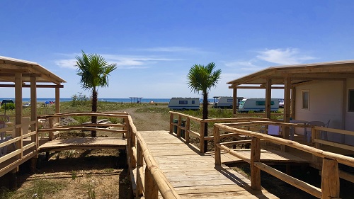 Ulcinj: Blick auf die Strand Bungalows