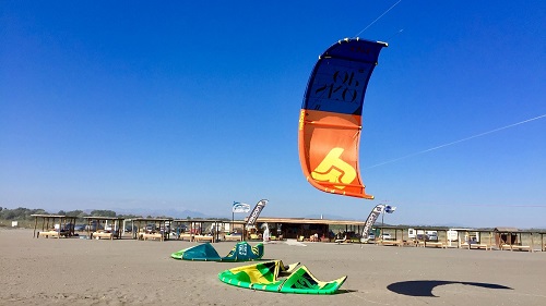 Ulcinj: Kiteaufbau am Strand Ulcinj: Kiteaufbau am Strand