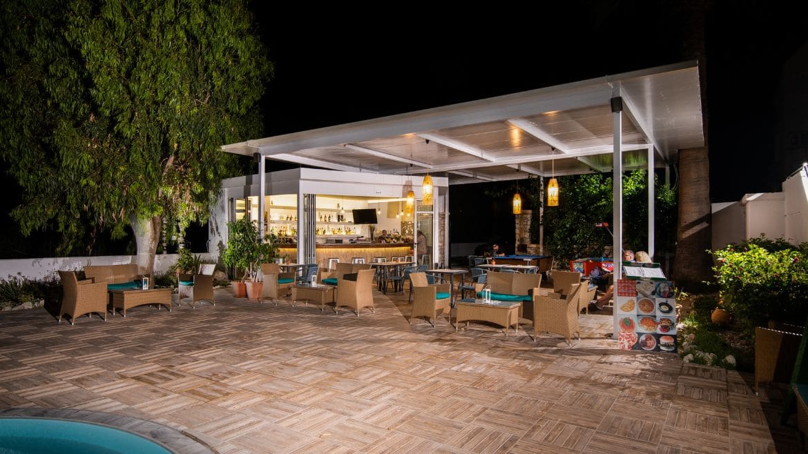 Rhodos Theologos: Poolbar am Abend