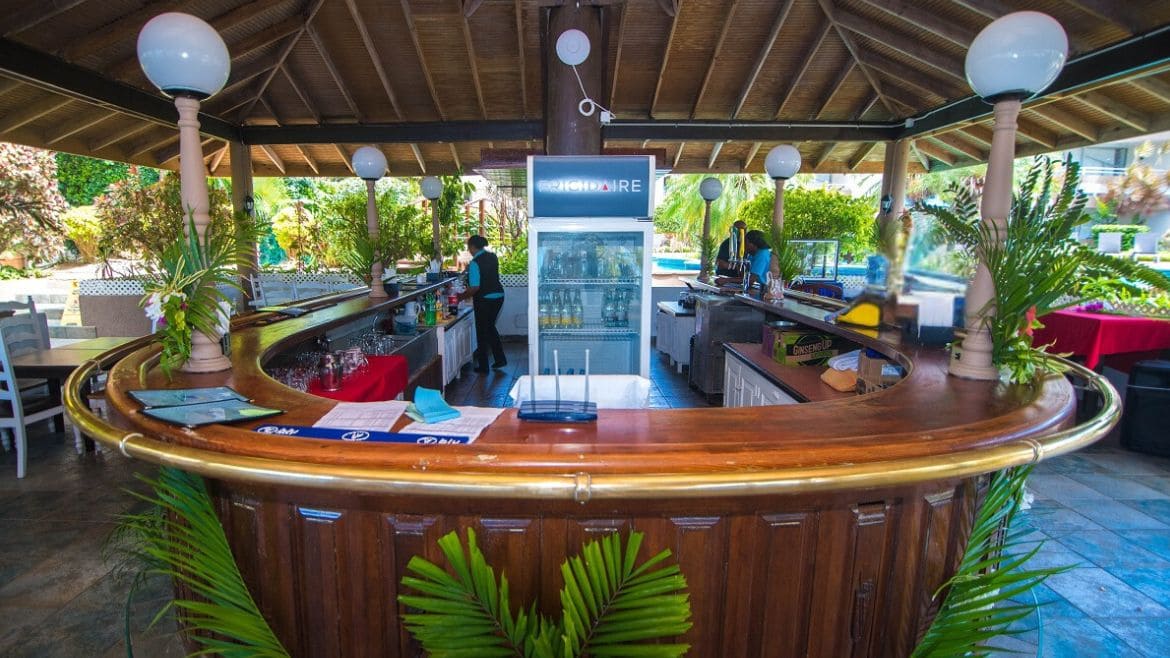 Tobago: Barbereich des Komforthotels II