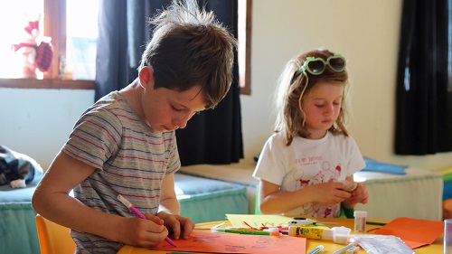 Dakhla: Beim Basteln und Malen haben unsere kleinen Gäste in der Kinderbetreuung im Windsurfhotel viel Freude.