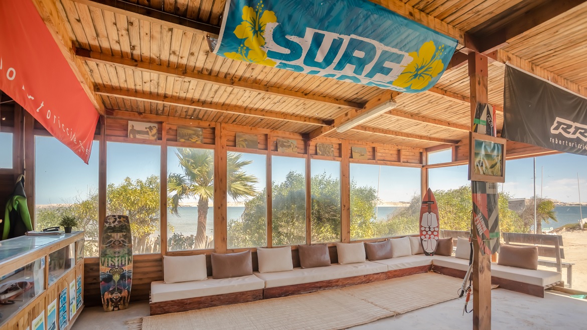 Dakhla: Chillout Area in der Station mit Blick auf die Lagune Dakhla: Chillout Area in der Station mit Blick auf die Lagune