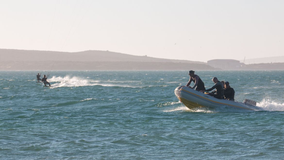 Langebaan: Das Boot ist in der Windsaison immer da