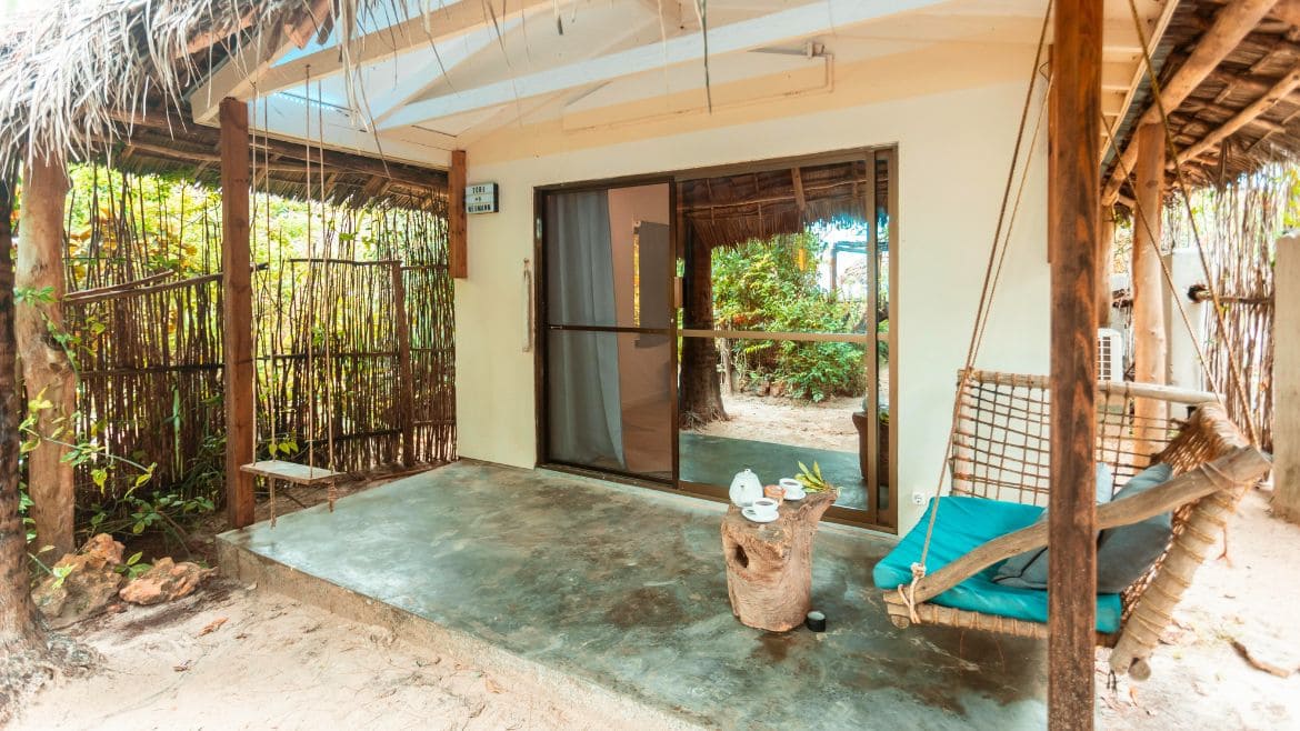Den Tag auf der Terrasse der Strand Bungalows ausklingen lassen