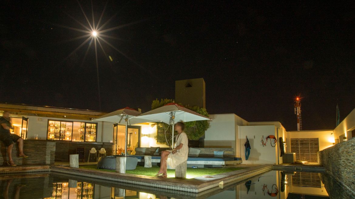 Langebaan: Der Poolbereich am Abend lädt zum Entspannen ein Langebaan: Der Poolbereich am Abend lädt zum Entspannen ein