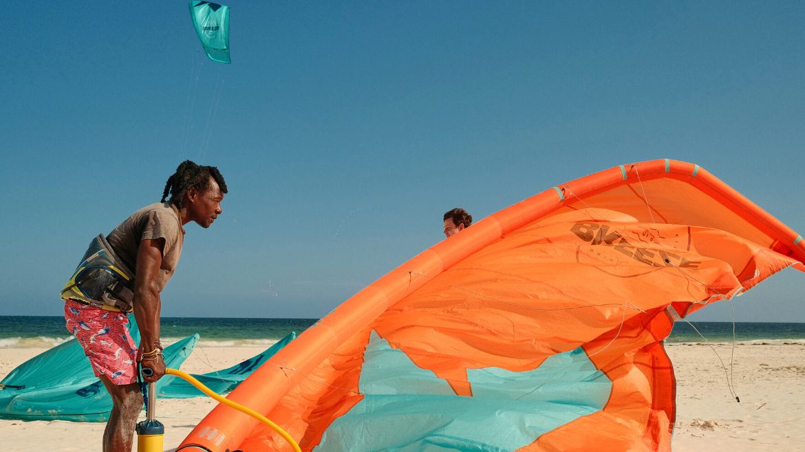 Kilifi: Die Beachboys sind Dir beim Kiteaufbau immer behilflich