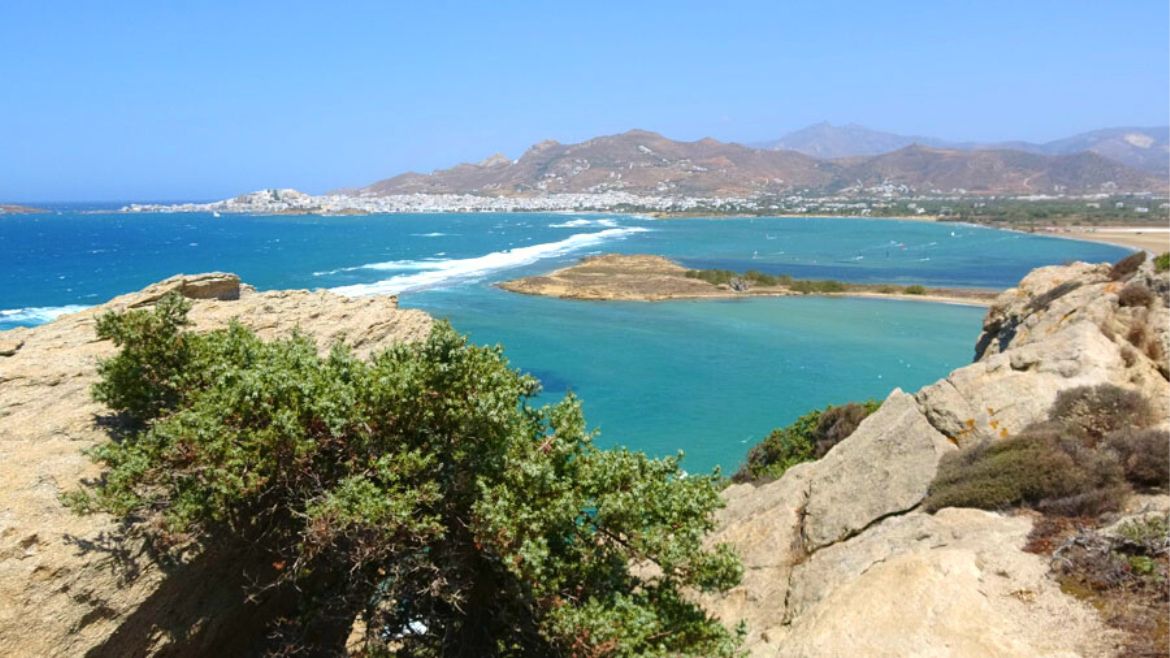 Naxos: Die Lagune ist umgeben von einer wunderbaren Hügellandschaft Naxos: Die Lagune ist umgeben von einer wunderbaren Hügellandschaft