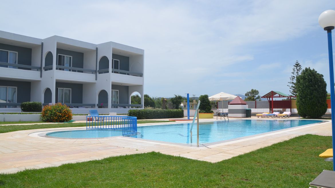 Theologos: Garten- und Poolbereich