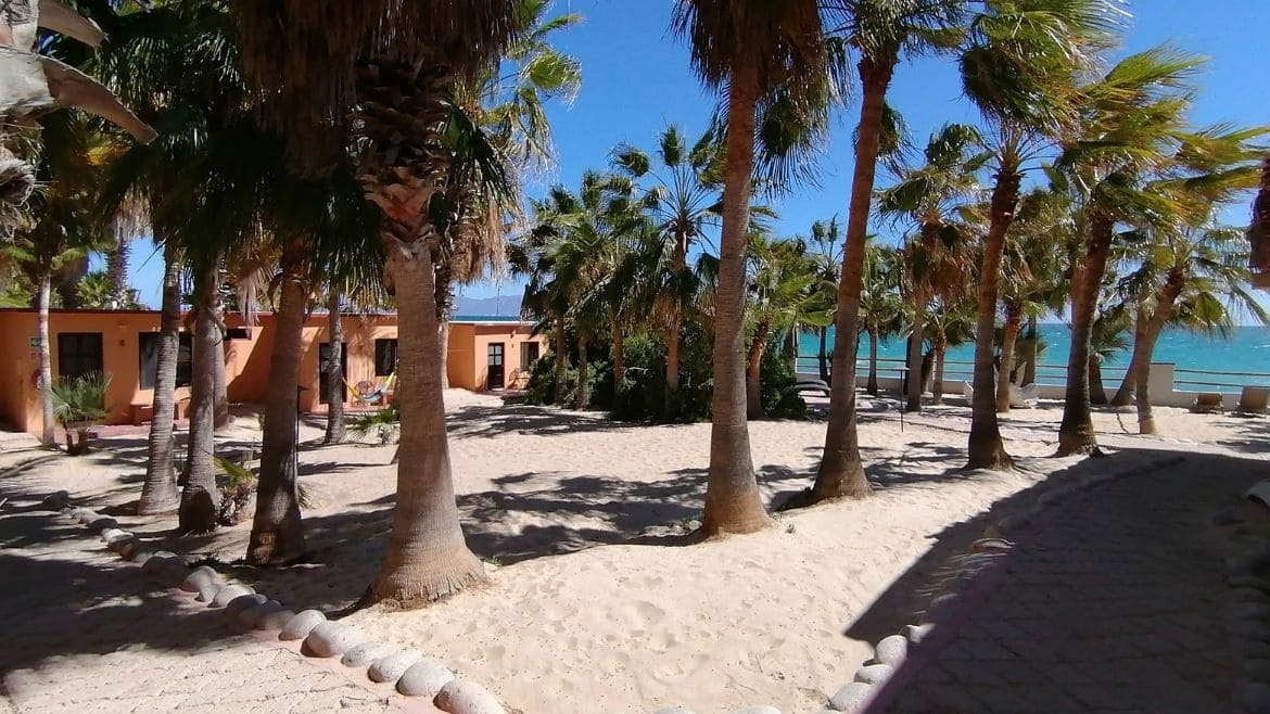Einige Zimmer des Surfhotels liegen direkt am Strand