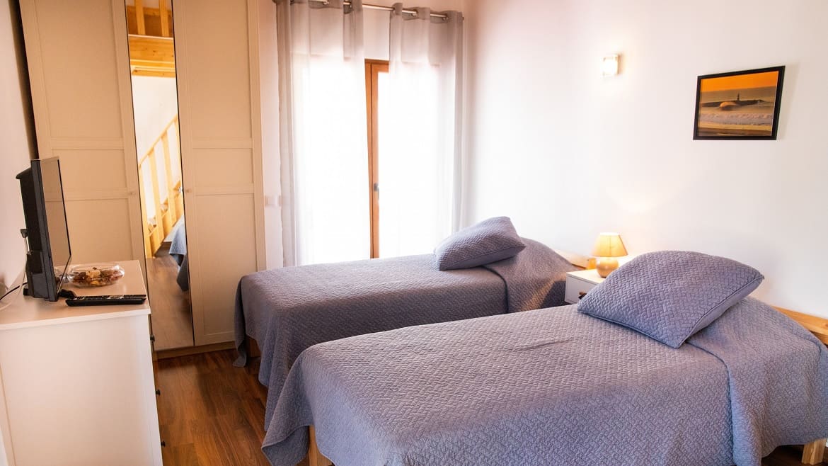 Algarve: Schlafbereich des Dreibettzimmer im Kitehaus