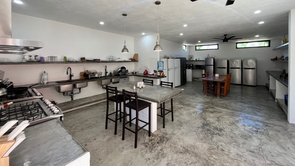 Eine der Gemeinschaftsküchen 