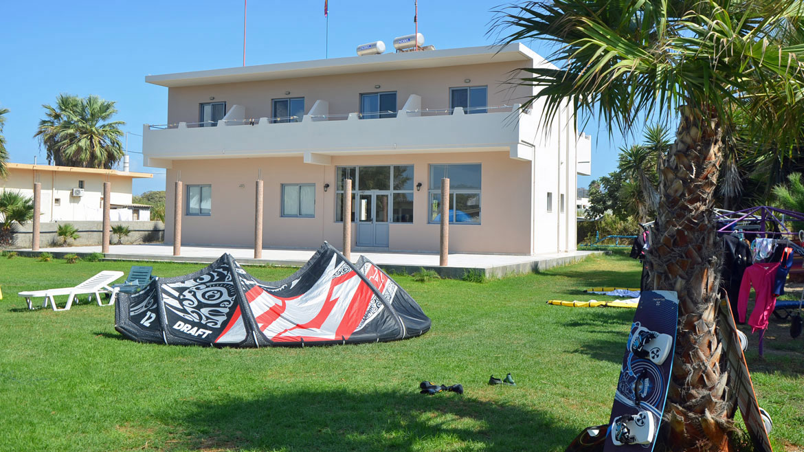 Rhodos: Einige Zimmer liegen direkt hinter der Kitesurf Station.