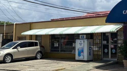 Tobago: Einkaufsmöglichkeiten direkt neben dem Surfhotel Tobago: Einkaufsmöglichkeiten direkt neben dem Surfhotel