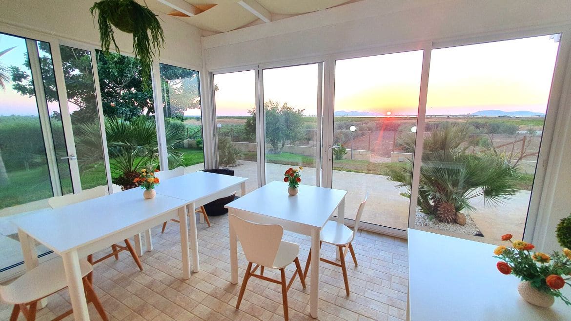 Marsala: Ess- und Sitzbereich mit Blick auf die Lagune