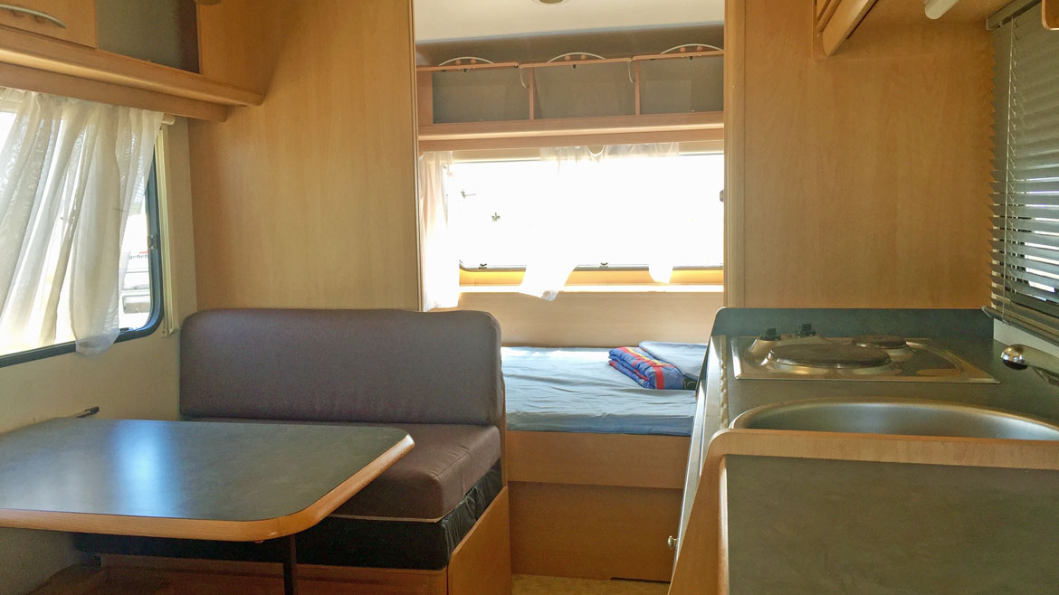 Ulcinj: Ess- und Sitzbereich der Strand Wohnwagen