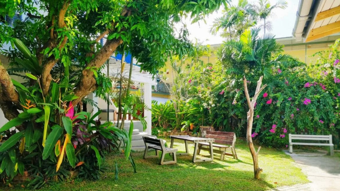 Tobago: Gartenbereich der Surf Studios