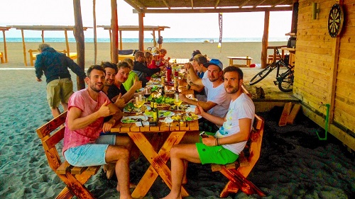 Ulcinj: gemütliches Beisammensein an der Kitesurfstation Ulcinj: gemütliches Beisammensein an der Kitesurfstation