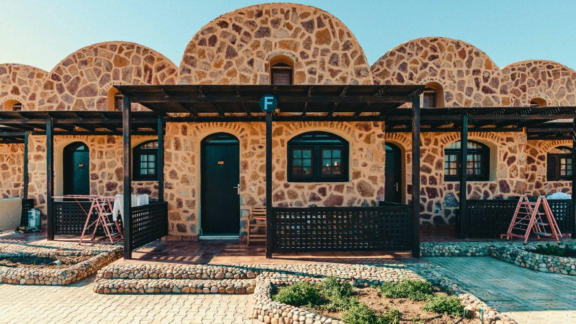 Hamata: Jeder Bungalow verfügt über eine eigene Terrasse