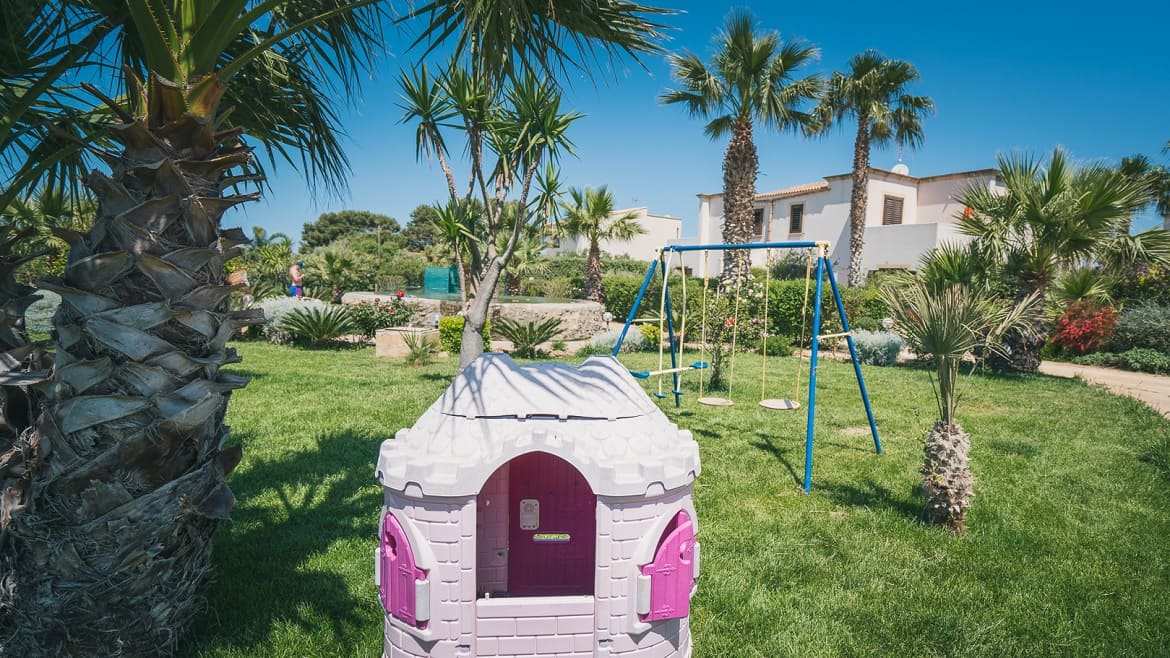 Marsala: Kinderbereich im Garten der Surfer Appartements Marsala: Kinderbereich im Garten der Surfer Appartements
