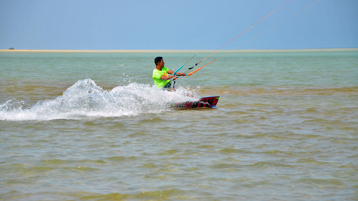 Hamata: Kitelehrer findet man auch während ihrer Freizeit an der Kitesurfstation.