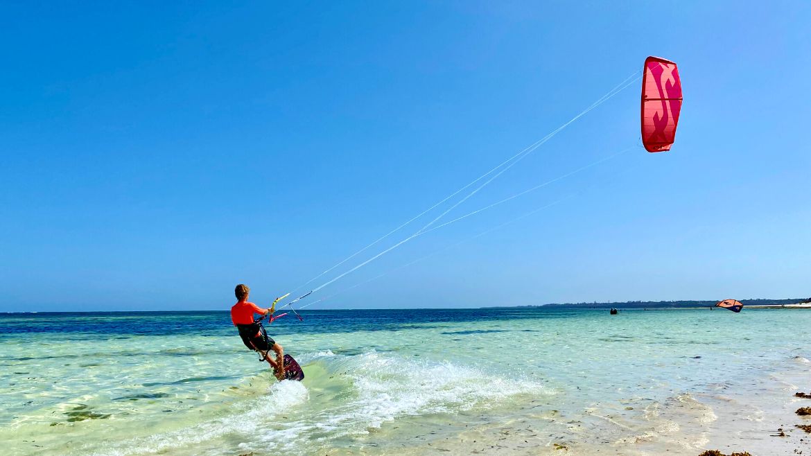 Kilifi: Kitesurfen bei türkisblauen Wasser