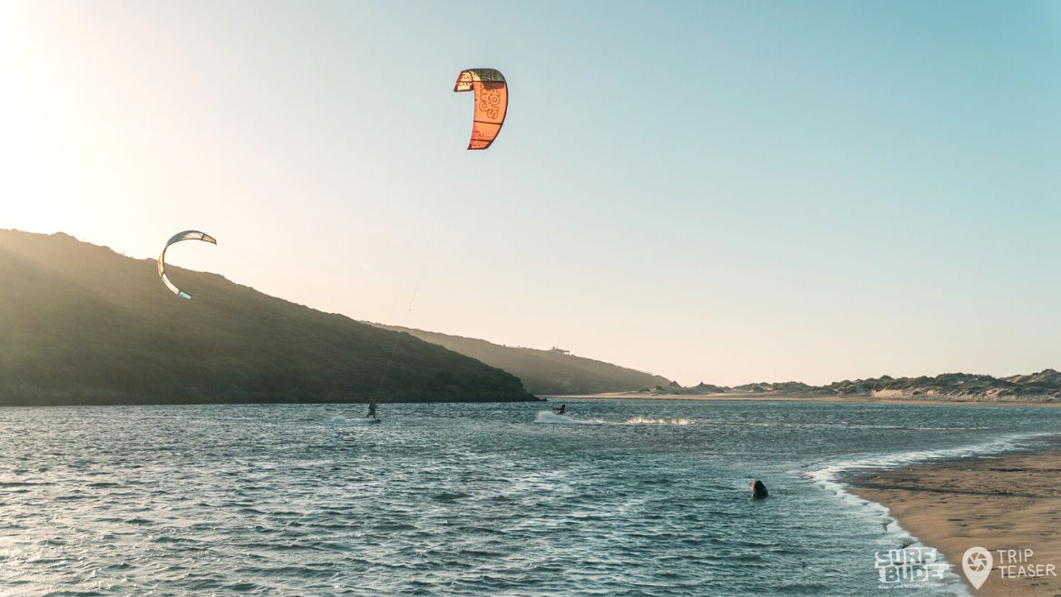 Algarve: Kitesurfer an der Algarve
