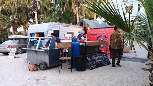 La Ventana: Kleine Restaurants- und Supermärkte