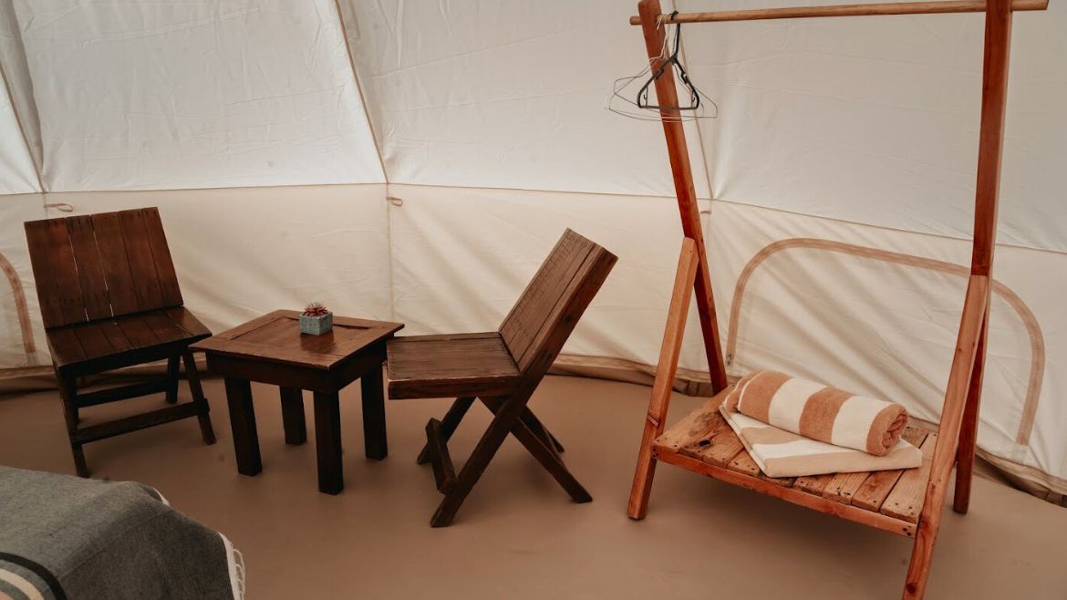 La Ventana: Kleiner Sitzbereich im King Size Zelt La Ventana: Kleiner Sitzbereich im King Size Zelt