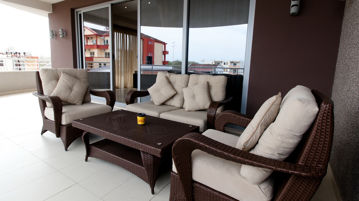 Ulcinj: Loggia mit Gartenblick des VIP-Appartements