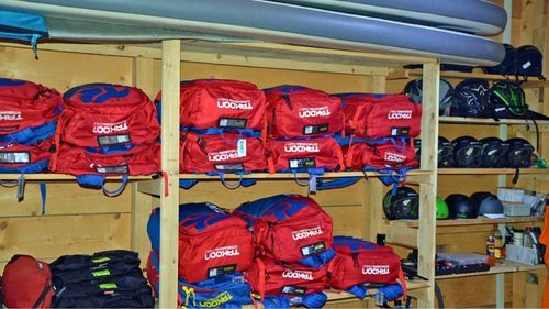 Materialmiete und Lagerung: Unsere Station in Ulcinj bietet top Material