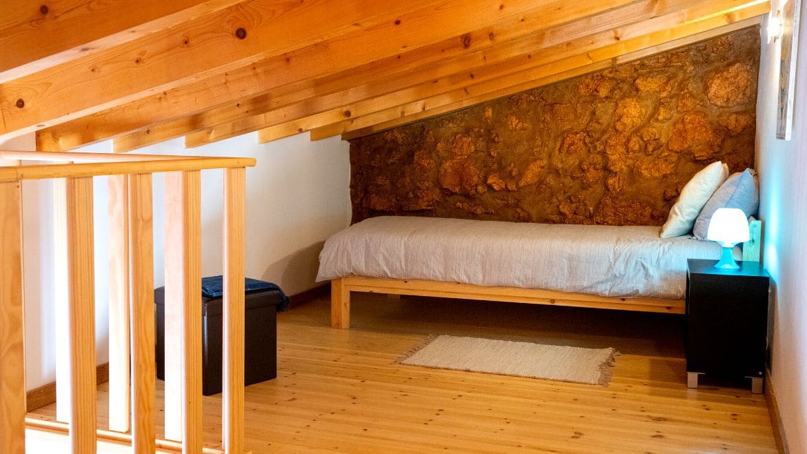 Algarve: Obere Etage des Dreibettzimmer im Kitehaus