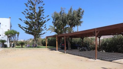 Naxos: Ein privater, durch eine Pergola schattengeschützter Parkplatz steht kostenlos zur Verfügung. Naxos: Ein privater, durch eine Pergola schattengeschützter Parkplatz steht kostenlos zur Verfügung.