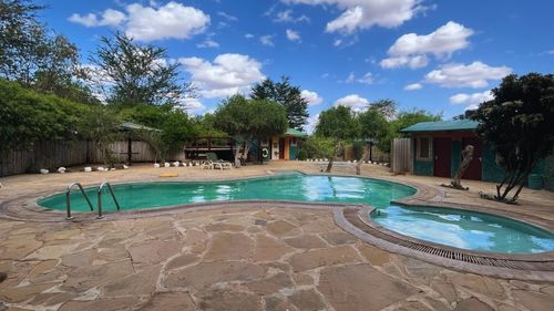 Kenia: Ein Pool zur Abkühlung Kenia: Ein Pool zur Abkühlung