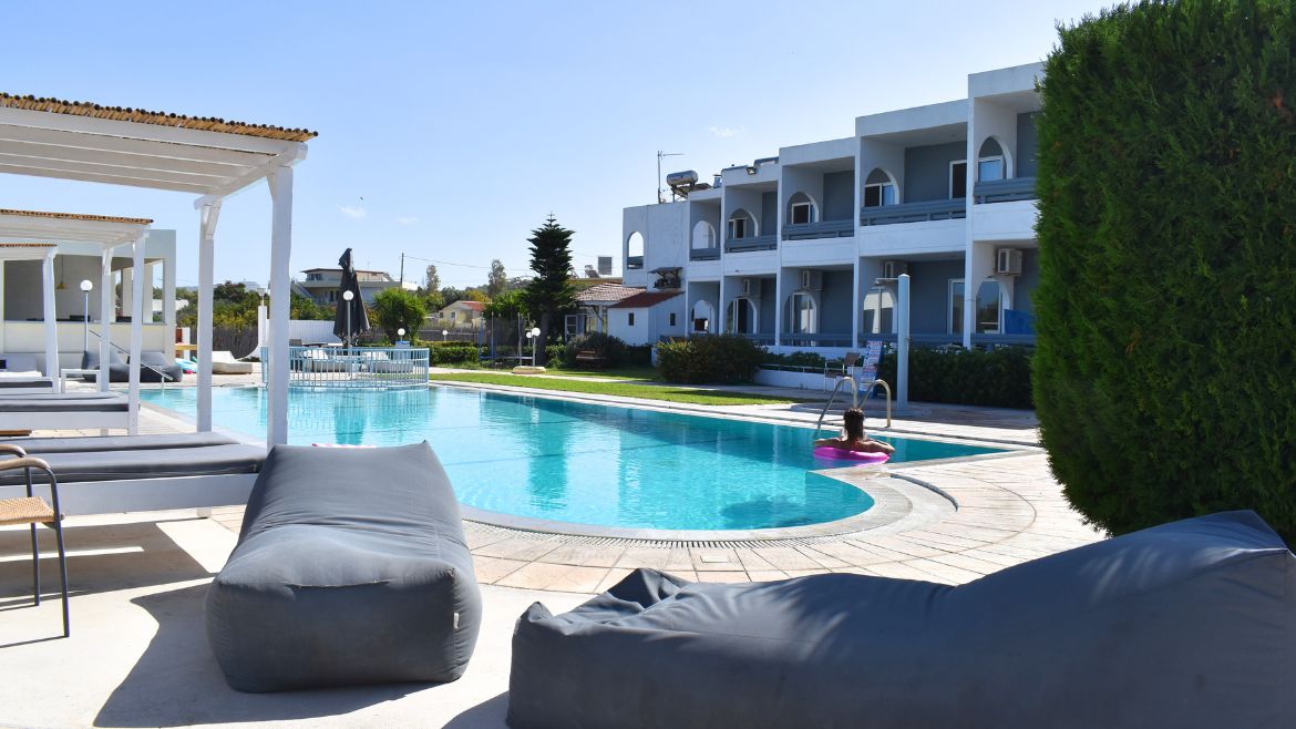 Theologos: Pool mit Sitz- und Liegemöglichkeiten