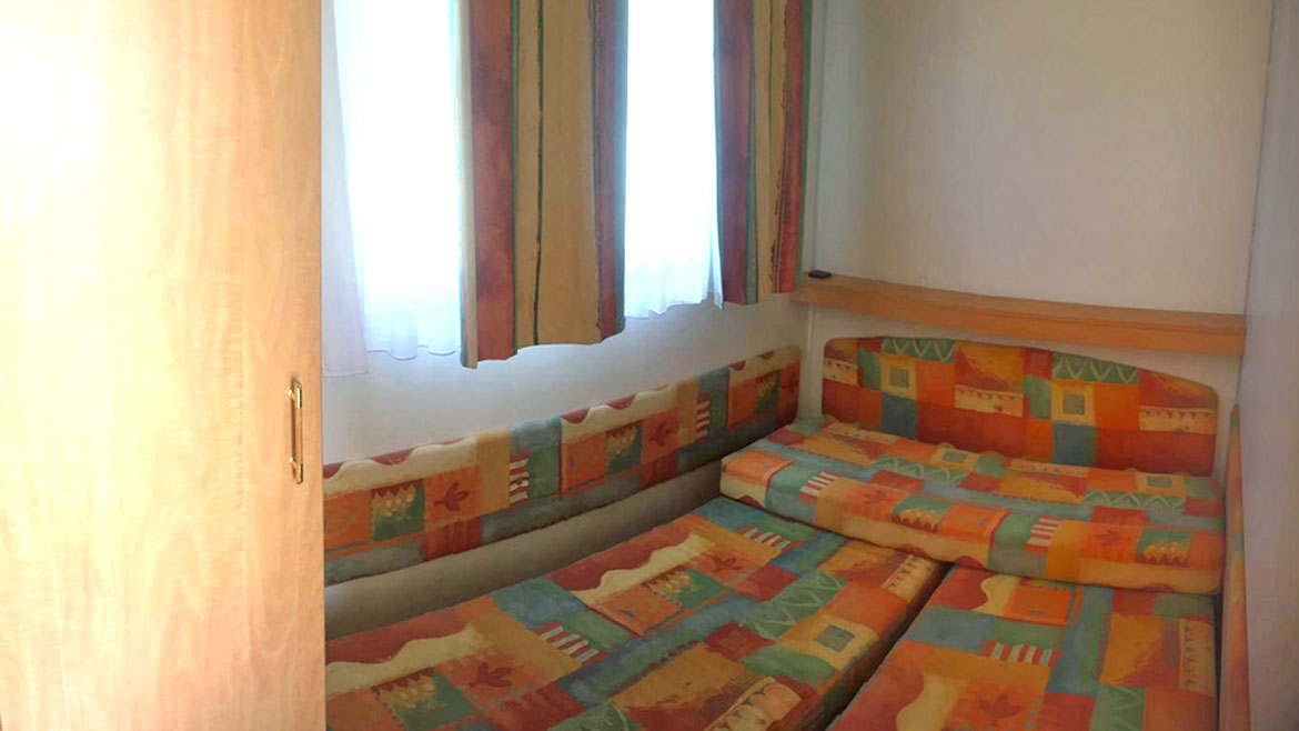 Ulcinj: Einer der Schlafbereiche in den Strand Bungalows