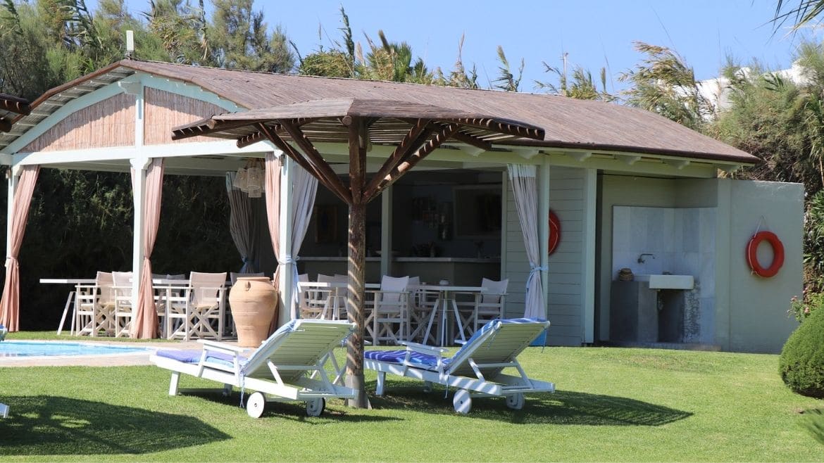 Naxos: Sitz- und Essbereich direkt am Pool Naxos: Sitz- und Essbereich direkt am Pool