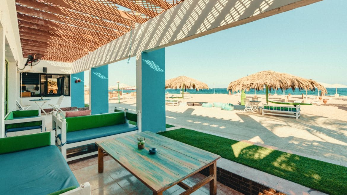 Soma Bay: Sitzbereich an der Kite- und Wingsurf Station