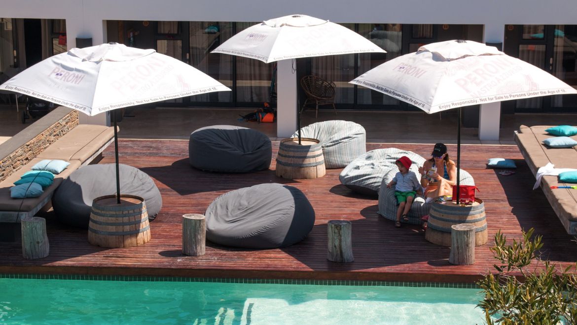 Langebaan: Sitzbereiche am Pool Langebaan: Sitzbereiche am Pool
