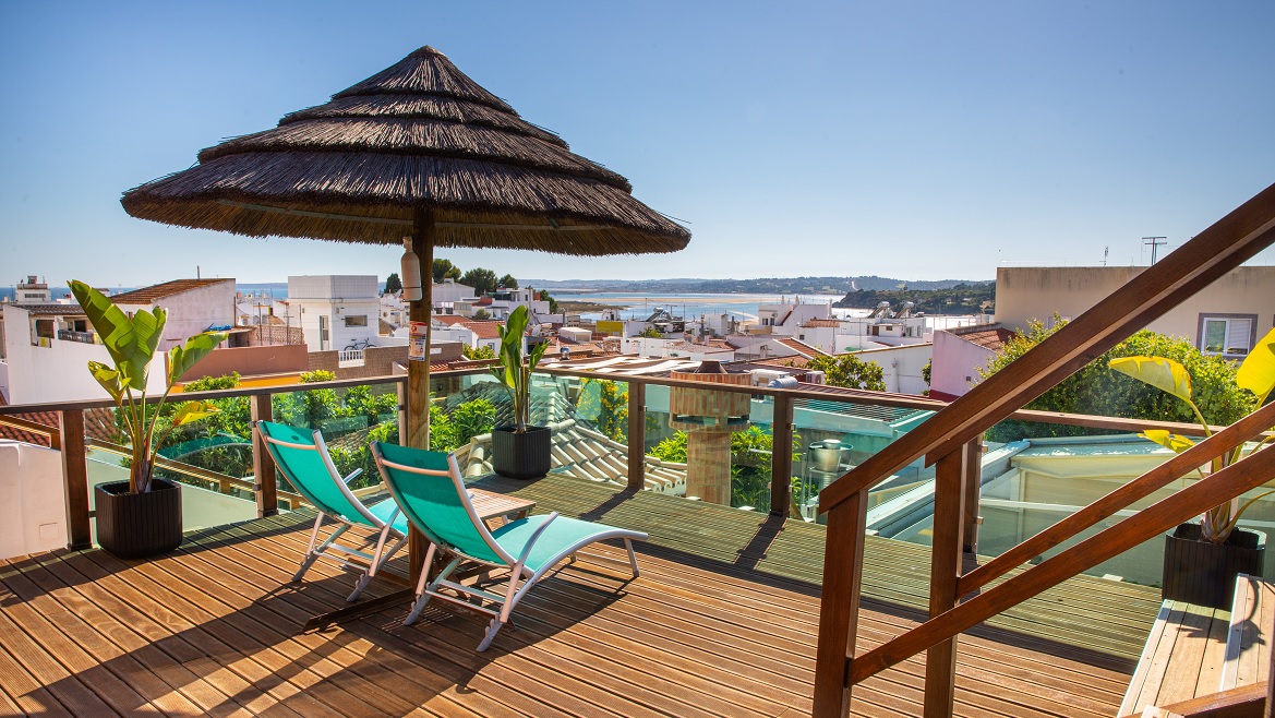 Algarve: Von der Sonnenterrasse aus einen tollen Ausblick genießen