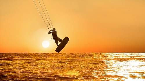 Ulcinj: Könner üben sich auch gerne im Springen. Ulcinj: Könner üben sich auch gerne im Springen.