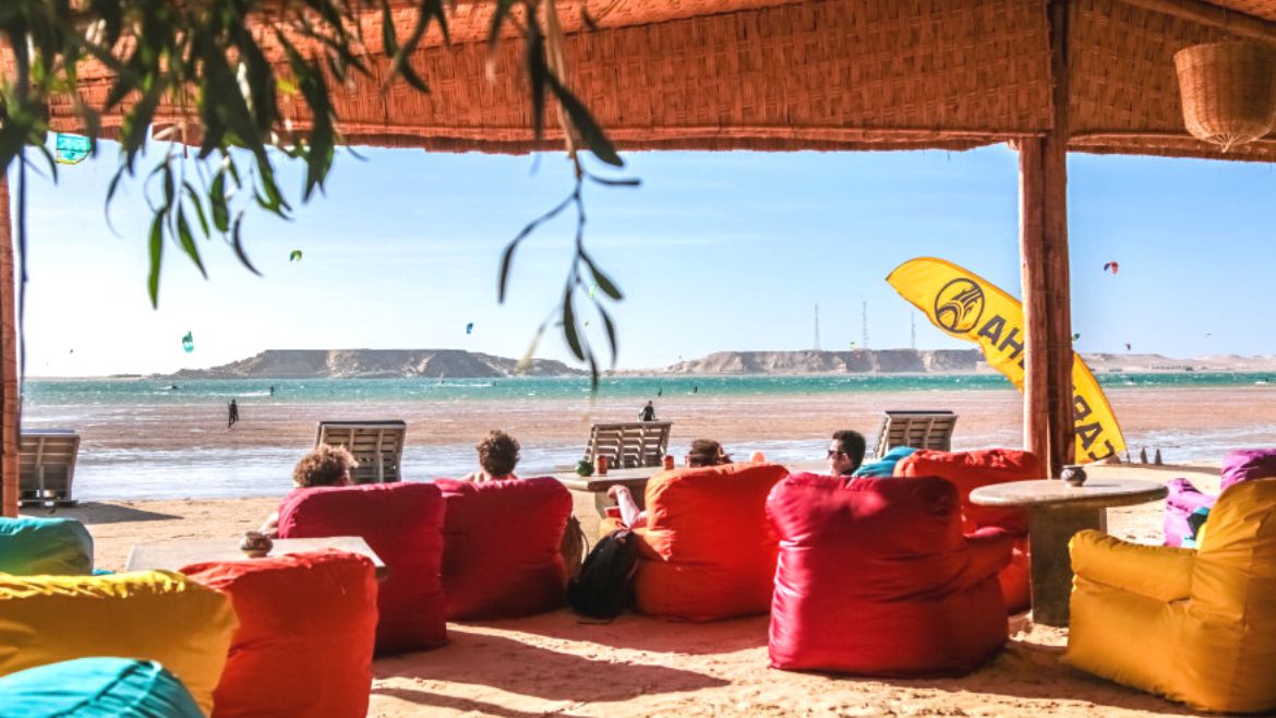 Dakhla: Strandbar im Surfhotel