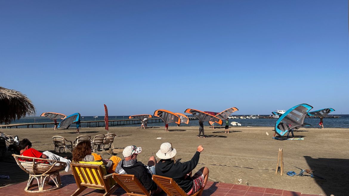 El Naaba: Flugübungen direkt am Strand der Station