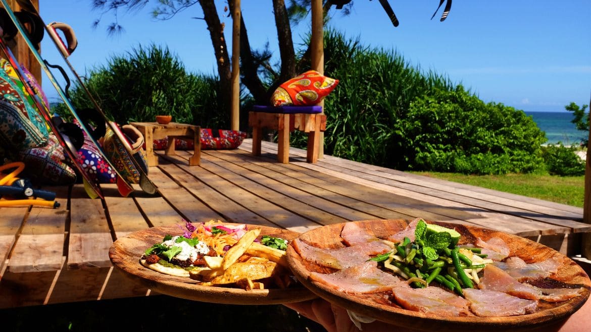 Kilifi: An der Beachbar täglich wechselnde Menükarte aus saisonalen und lokalen Gerichten Kilifi: An der Beachbar täglich wechselnde Menükarte aus saisonalen und lokalen Gerichten
