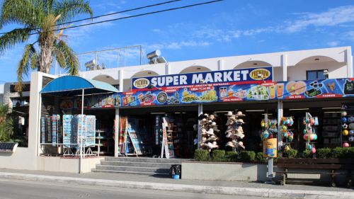 Theologos: Bars, Cafés, Restaurants und kleine Supermärkte sind nur wenige Gehminuten entfernt