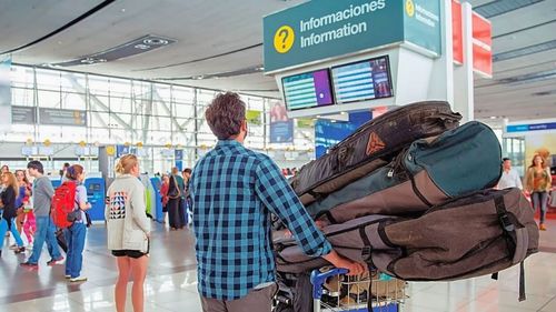 Windsurfen: Surfmaterial am Flughafen