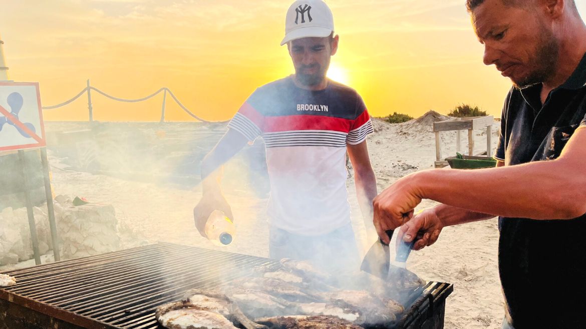 Djerba-Zarzis: Unser Stationsleiter ist der Grillprofi während des Kite Camps