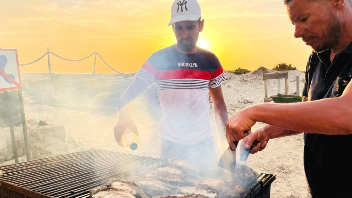 Zarzis: Unser Stationsleiter ist der Grillprofi während unserer Kite Camp Wochen