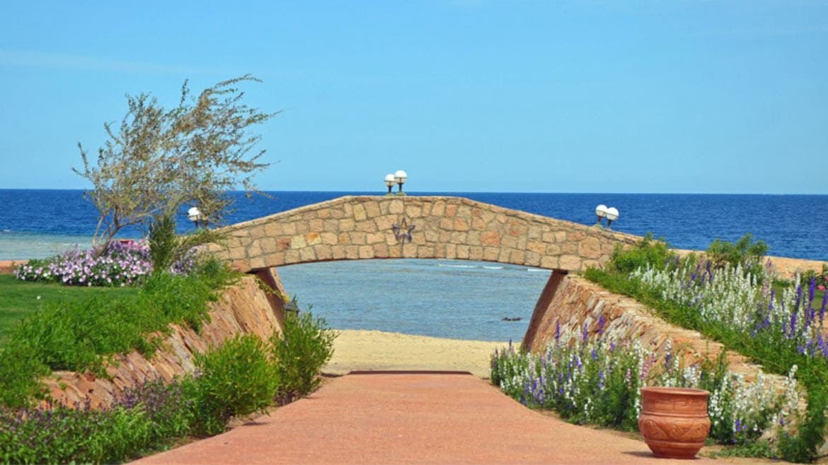 El Naaba: Weg zum Strand des Komforthotels