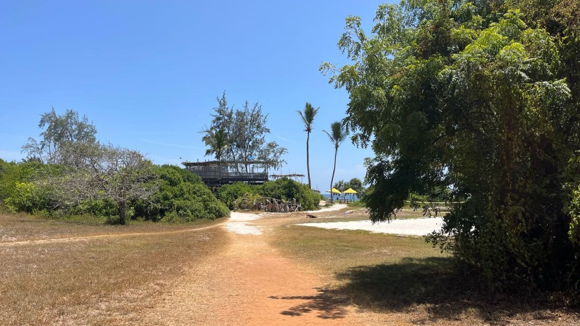 Kilifi: Nur durch den Garten und schon an der Kitesurf Station